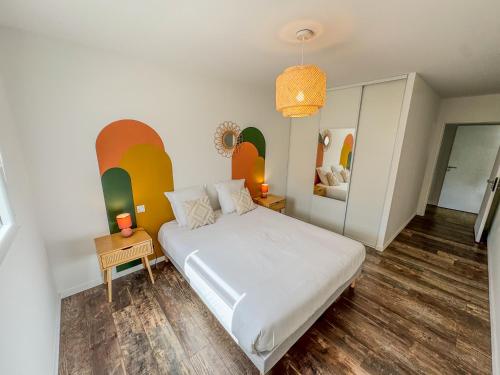 Postel nebo postele na pokoji v ubytování L'Évasion Colorée - Maison Vive et Moderne