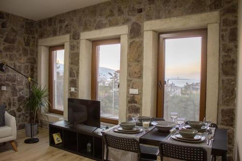 Posezení v ubytování Stone Studio with Beautiful View in heart of İzmir