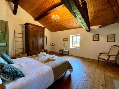 Ένα ή περισσότερα κρεβάτια σε δωμάτιο στο Superbe maison en pierre avec piscine