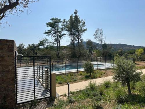 une clôture autour d'une piscine dans une cour dans l'établissement villa 2 au Clos d Alice, à Sainte-Maxime