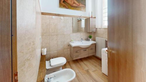 een badkamer met een wit toilet en een wastafel bij Casale Massina APPARTAMENTO GIADA in Salò