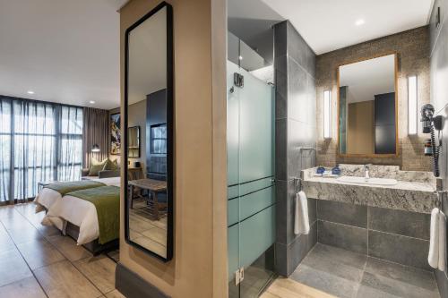 a hotel room with a bed and a bathroom at Midgard in Khorusepa