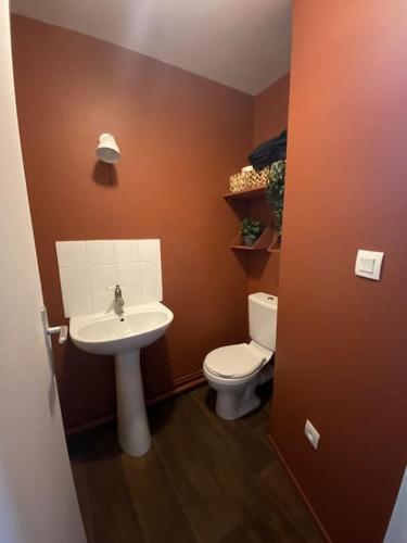 une salle de bain avec toilettes et lavabo dans l'établissement Barbieux, Au pied du métro, à Roubaix