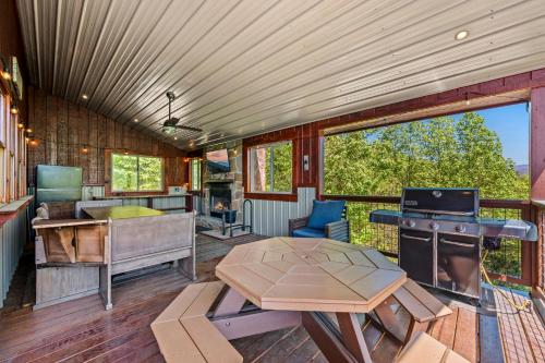 a kitchen and living room in a tiny house at Grand View in Rocky Grove