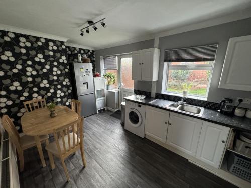 Η κουζίνα ή μικρή κουζίνα στο 2 Bed Worksop Home