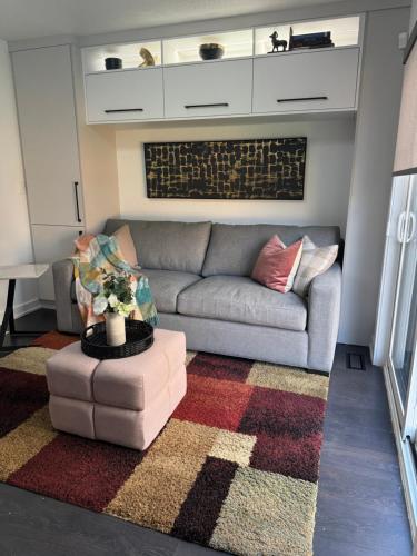 Ruang duduk di Modern sleek haven