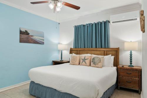 a bedroom with a bed and a ceiling fan at Washington 41-N in Palm-Eagle Beach