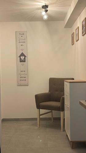 a waiting room with a chair and a sign on the wall at OASE im grünen Hinterhof, EG, Ruhe, Terrasse, Carport, free PayTV, Kaffee&Tee, Fahrräder in Duisburg