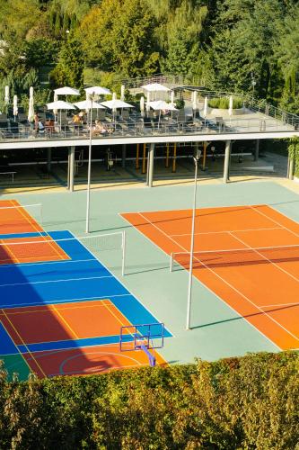 an overhead view of a tennis court with umbrellas at Hotel Erdeli by Derenivska Kupil in Nyzhne Solotvyno