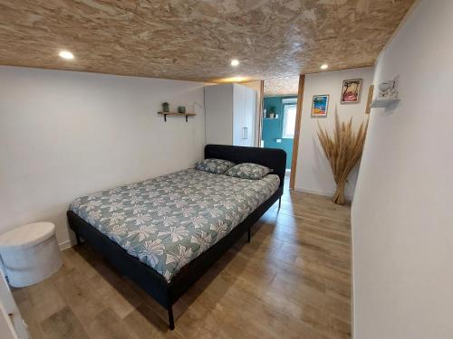 a bedroom with a bed in a room at Le Studio de L'Ayguade - Plage à 100 m in Hyères