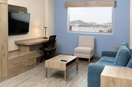 TV a/nebo společenská místnost v ubytování Holiday Inn Express Manzanillo by IHG