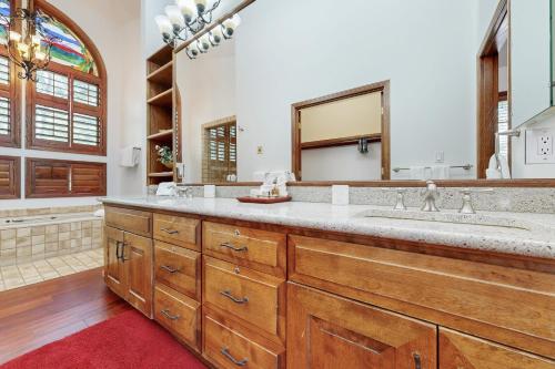 a bathroom with two sinks and a large mirror at Wayne Creek Residence in Avon