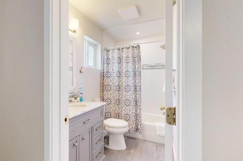 ein weißes Badezimmer mit Toilette und Waschbecken in der Unterkunft Edwards Escape in Edwards