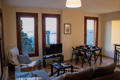 Posezení v ubytování Stylish Triplex Apartment in The Heart of Izmir