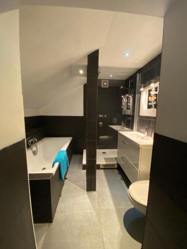 une salle de bain avec une baignoire, un lavabo et des toilettes dans l'établissement Nirvana Loft, à Théoule-sur-Mer