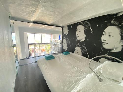 - une chambre avec une affiche de deux femmes sur le mur dans l'établissement Nirvana Loft, à Théoule-sur-Mer