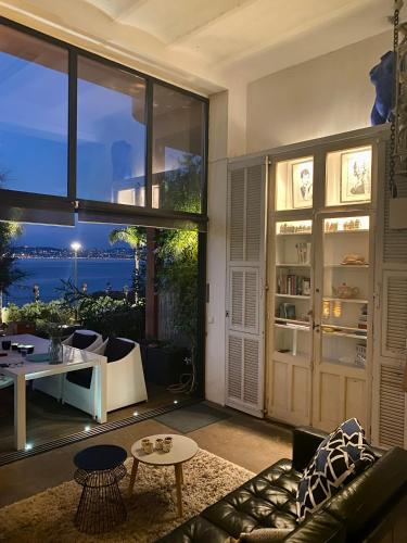 - un salon avec vue sur l'océan la nuit dans l'établissement Nirvana Loft, à Théoule-sur-Mer