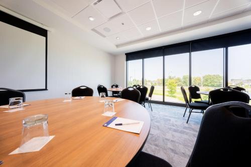 a conference room with a large wooden table and chairs at Holiday Inn Express & Suites - Trois Rivieres Ouest by IHG in Trois-Rivières