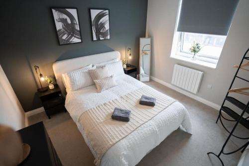 ソリフルにあるLuxury 1-Bed Flat - Free Parkingのベッドとタオル2枚のある寝室