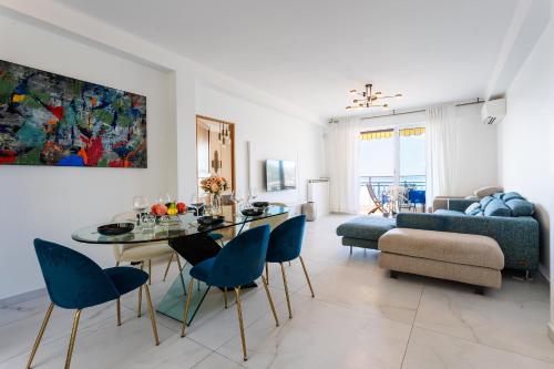 un salon avec une table, des chaises et un canapé dans l'établissement LE MIRAMAR AP4426 By Riviera Holiday Homes, à Villefranche-sur-Mer