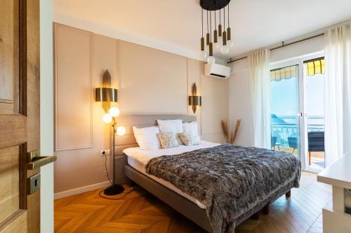 une chambre avec un lit et une grande fenêtre dans l'établissement LE MIRAMAR AP4426 By Riviera Holiday Homes, à Villefranche-sur-Mer