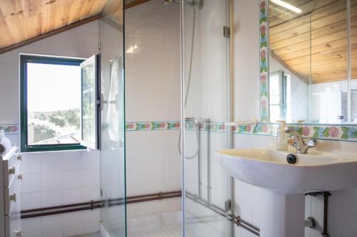 a bathroom with a sink and a shower at Quinta Nova do Archino 18 in Alenquer