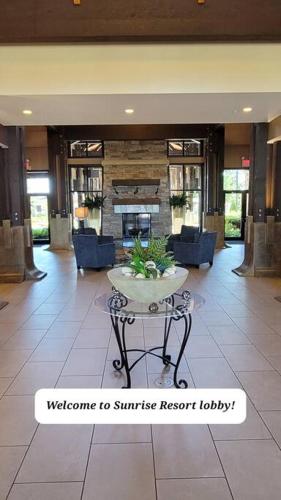 Posezení v ubytování ENTIRE Sunrise Resort Townhome in Parksville