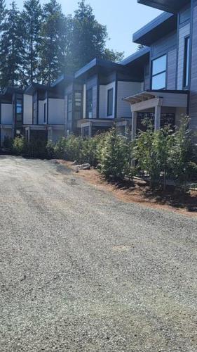Zahrada ubytování ENTIRE Sunrise Resort Townhome in Parksville