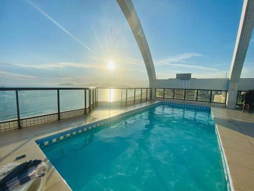 Flat moderno com vista para o mar e varanda!の敷地内または近くにあるプール