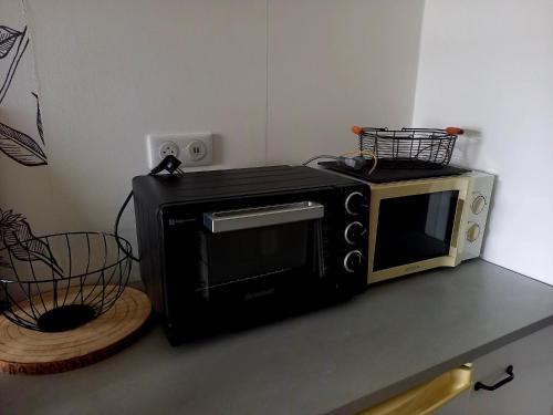 a microwave sitting on top of a counter at L'appart des mésanges in LʼHerbergement