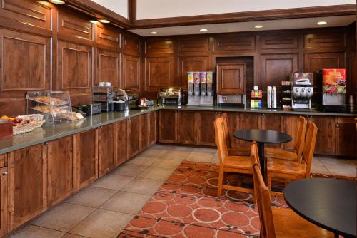 大天空市广阔天空旅舍的配有木制橱柜、桌子和椅子的厨房