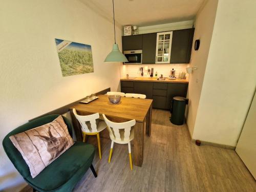 - une cuisine avec une table à manger et des chaises dans l'établissement Charmant 2 pièces pour 4 pers. avec accès direct pistes et télécabine à Modane - FR-1-265-313, à Modane