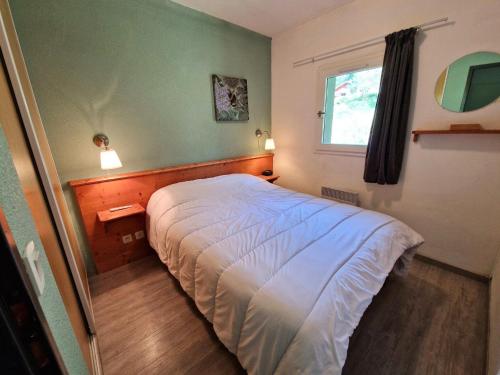 une chambre avec un lit et une fenêtre dans l'établissement Charmant 2 pièces pour 4 pers. avec accès direct pistes et télécabine à Modane - FR-1-265-313, à Modane