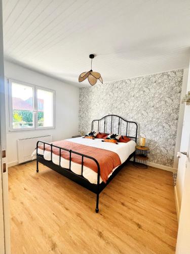 une chambre avec un lit et un ventilateur de plafond dans l'établissement Maison proche Sables d'Olonne 8p, à Sainte-Foy