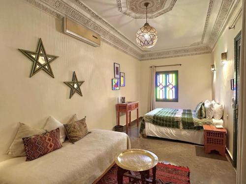 Postel nebo postele na pokoji v ubytování Riad Ksar Fawz & Spa