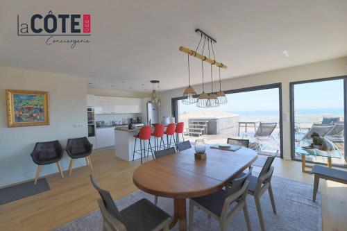 une cuisine et une salle à manger avec une table et des chaises dans l'établissement Rooftop le Carina, à Sausset-les-Pins