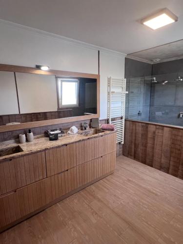 duża łazienka z umywalką i lustrem w obiekcie Casa Algezar w mieście Hondón de las Nieves