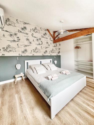 une chambre avec un grand lit dans une pièce dans l'établissement Maison proche Vendée Globe 6p, à Sainte-Foy