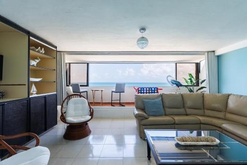 Χώρος καθιστικού στο Skyview Sanctuary 4BR with Exclusive Beach Access