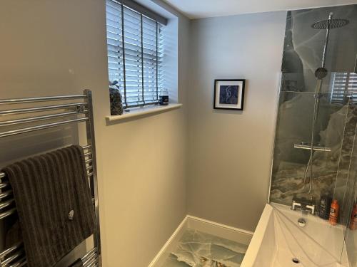 ein Bad mit einer Dusche und einer Glasduschkabine in der Unterkunft Cozy Apartment in Stoke-on-Trent One double bed in Stoke on Trent