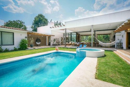 Bazén v ubytování Luxury House Malinalco nebo v jeho okolí