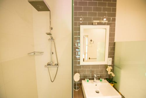 a bathroom with a sink and a mirror and a shower at Mirador Messia de Leiva , Casa Geno in Segura de la Sierra