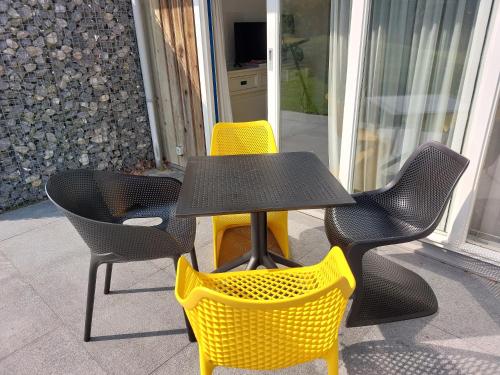 Χώρος καθιστικού στο APHRODITE met ZONNIG TERRAS, eigen KEUKEN, Verwarmd Hotel-ZWEMBAD, nabij DORP, DUINEN en STRAND