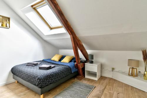 une chambre avec un lit dans un grenier dans l'établissement 3 ch Centre Ville proche Gare Wifi Ile Millocheau, à Saumur