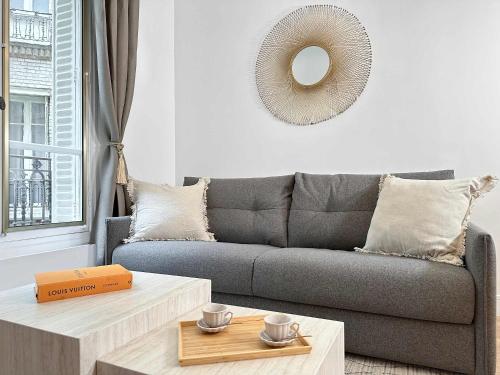 un salon avec un canapé et une table basse dans l'établissement Brand new flat near Eiffel Tower, à Paris