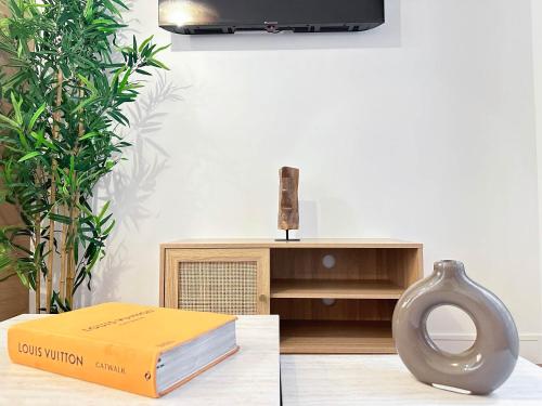 une boîte assise sur une table à côté d'un livre dans l'établissement Brand new flat near Eiffel Tower, à Paris