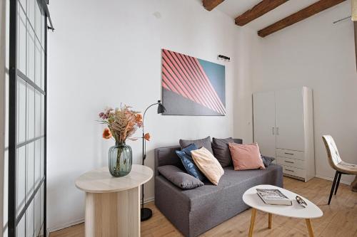 クラクフにあるUrban Nest Apartments Szewska 21のソファとテーブルのあるリビングルーム