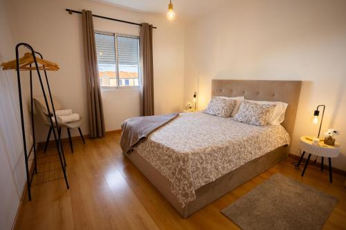 a bedroom with a bed and a window at Sentidos do Mar - Apartamento em São Miguel in Calhetas