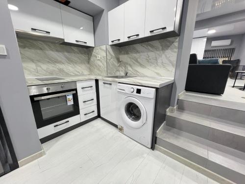 una cocina con lavadora y lavadora en NJ Luxury Room, en Varna