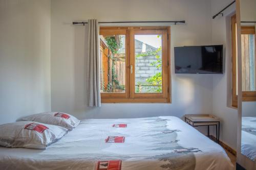 a bed in a bedroom with a window at Studio Miloé secteur TMB in Saint-Gervais-les-Bains